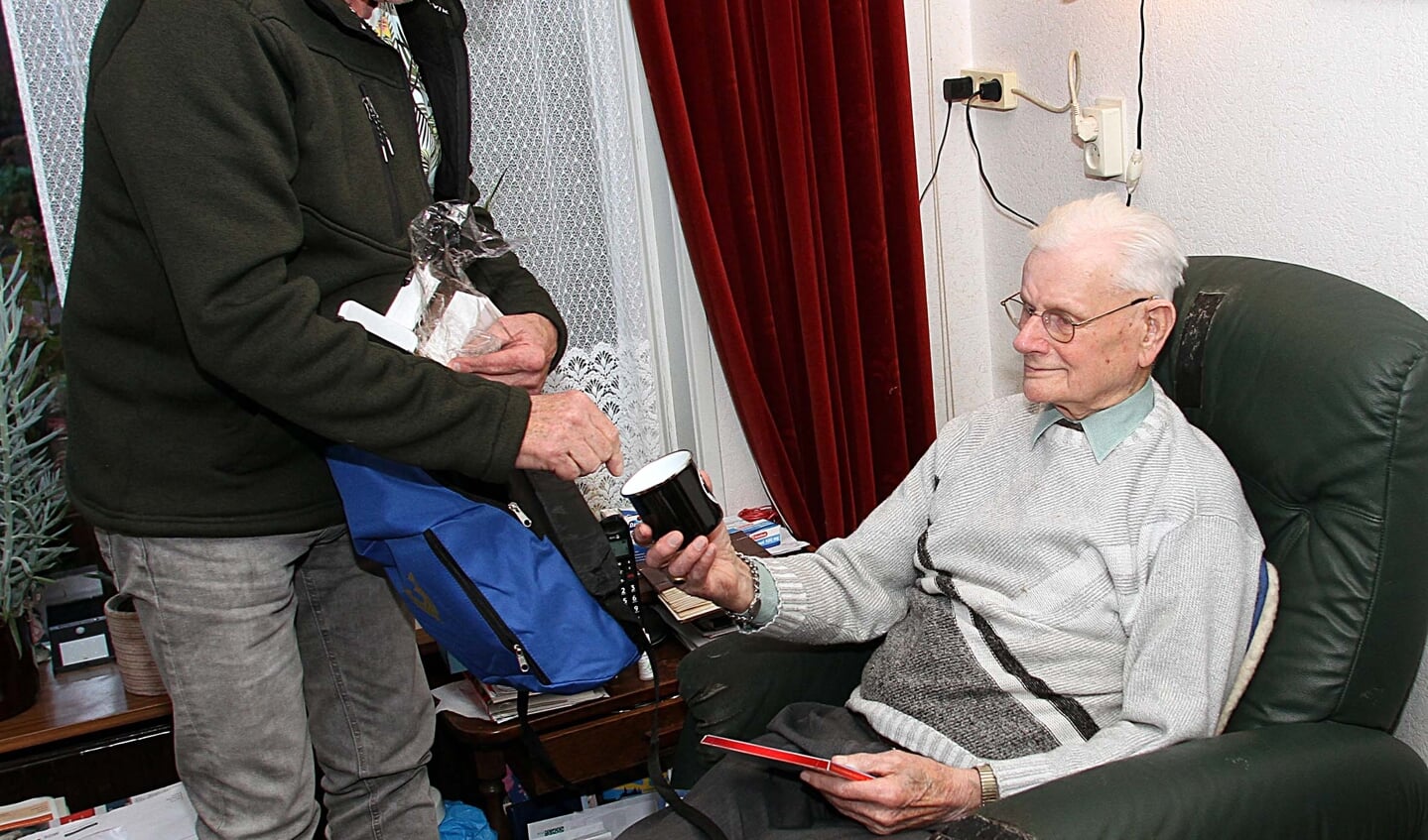 Frans van Zwam overhandigt kerstpakket namens de stichting Veteranen Inloophuis NHN.