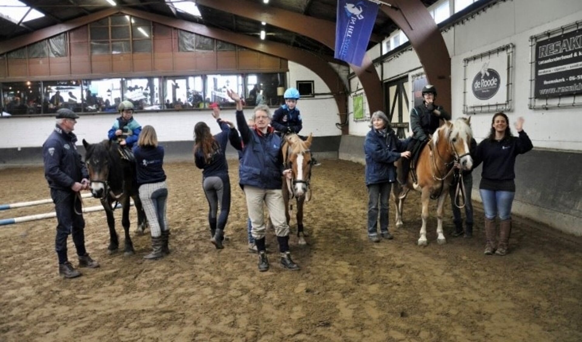 Een les van Stichting in het Zadel, paardrijden voor gehandicapten.