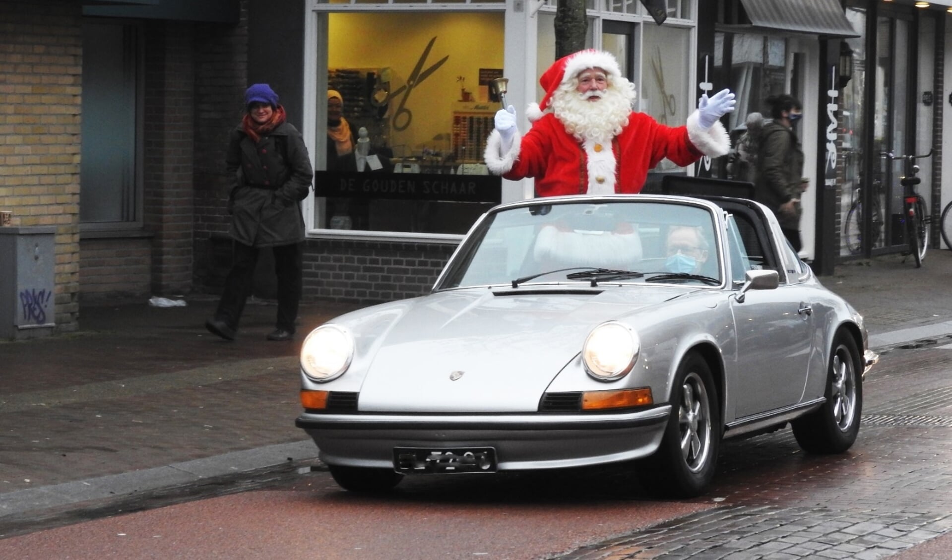 Kerstman tijdens zijn Dorpshart-tour in 2020.