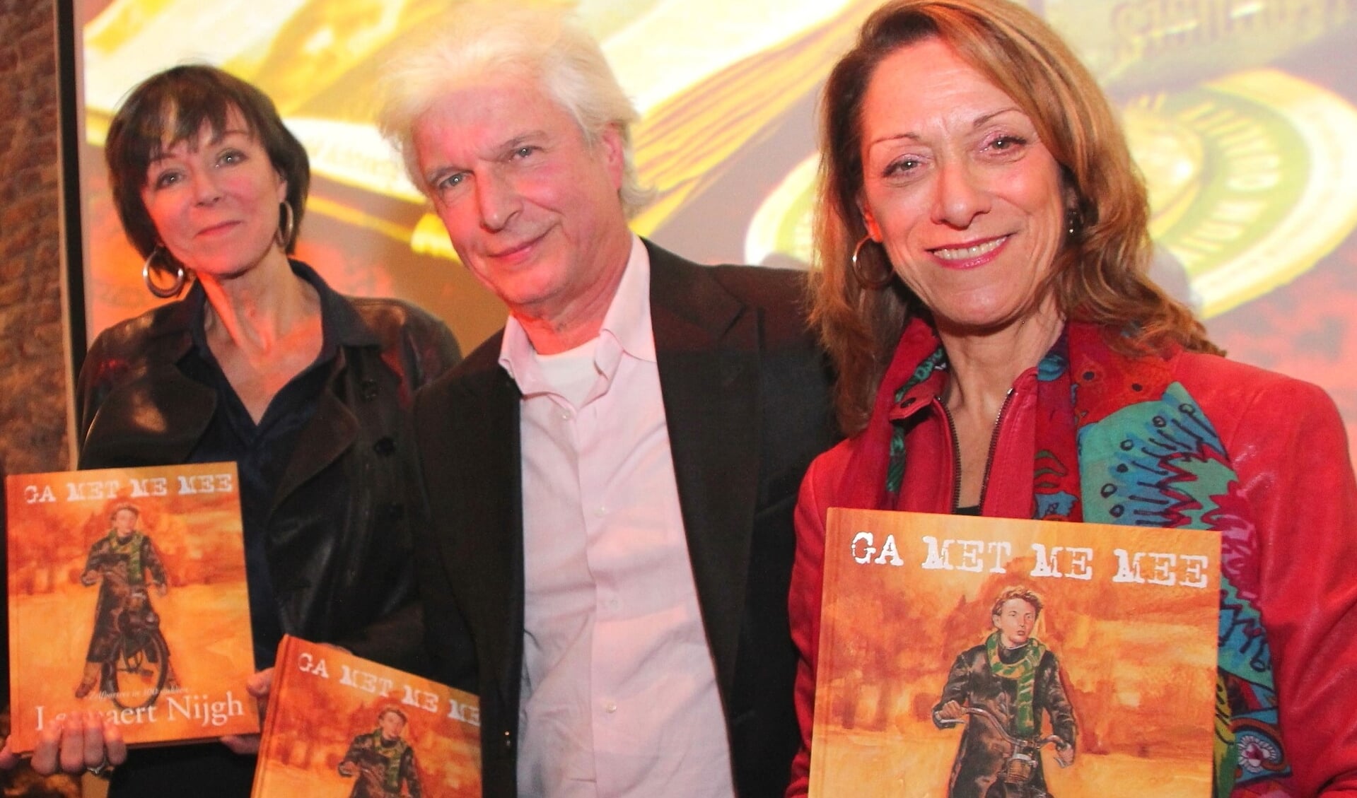 Foto uit 2017, Boudewijn de Groot bij de uitreiking van een boek over Lennaert Nijgh, links zangeres Josee Koning en rechts zijn vrouw Anja Bak.