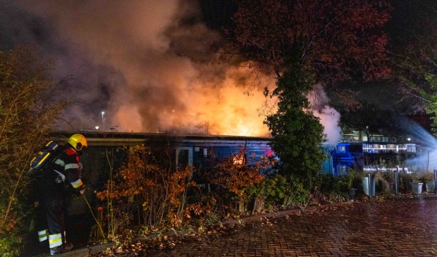 <p>De bewoner van de woonboot is overleden aan zijn verwondingen.</p>