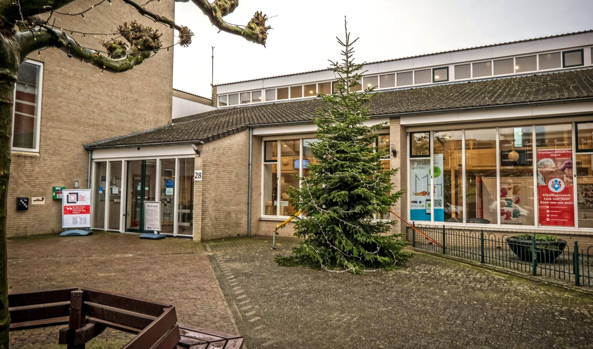 Ook deze kerstboom voor het gemeentehuis moet er binnenkort aan geloven.
