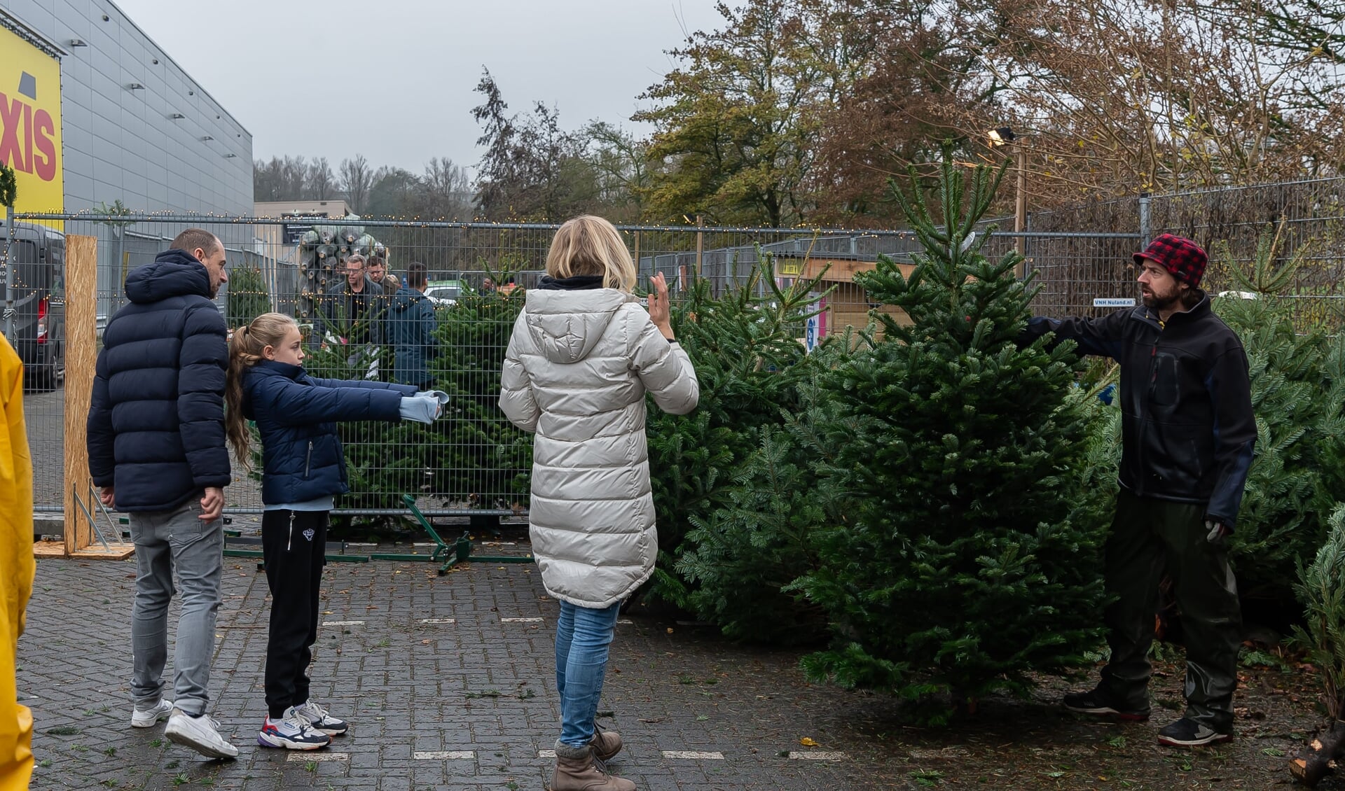 Het is al lekker druk bij de verkoop van kerstbomen, zoals hier bij Praxis in Purmerend.
