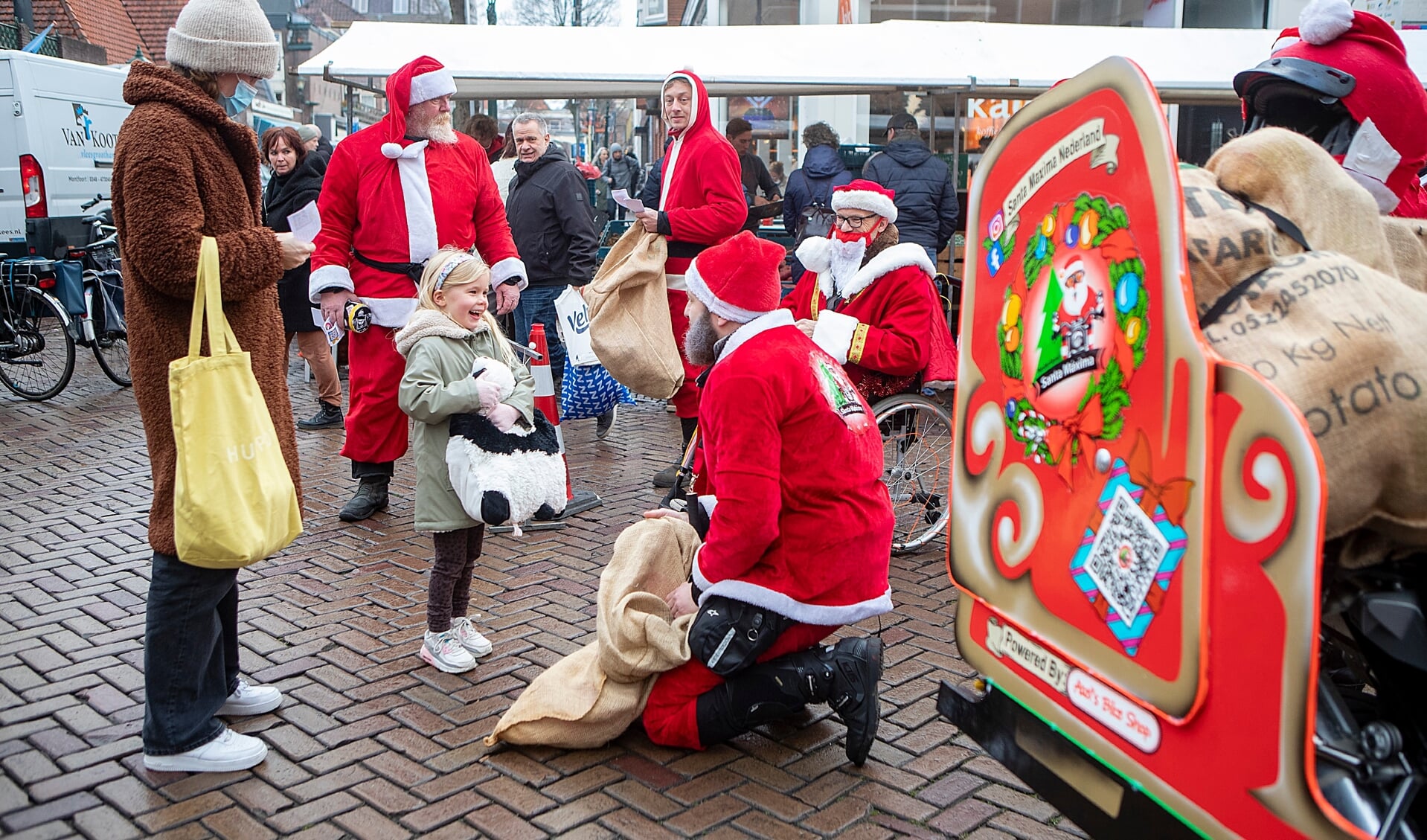 Santa Maxima Nederland deelt gratis knuffels uit om aandacht te vragen voor kinderoncologie.