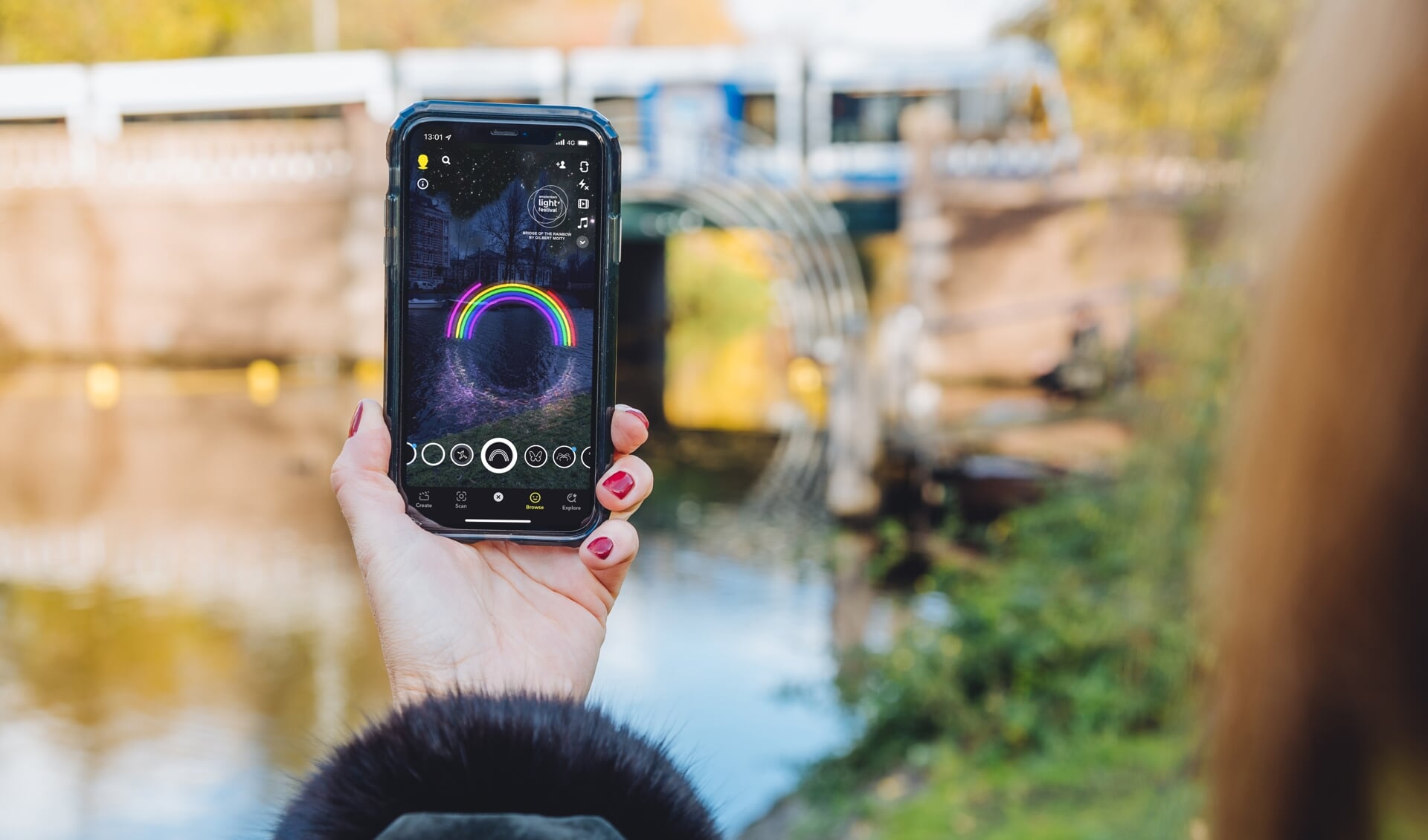 Snapchat’s augmented reality zorgt ervoor dat je overdag zelfs het Amsterdam Lightfestival kunt bekijken.