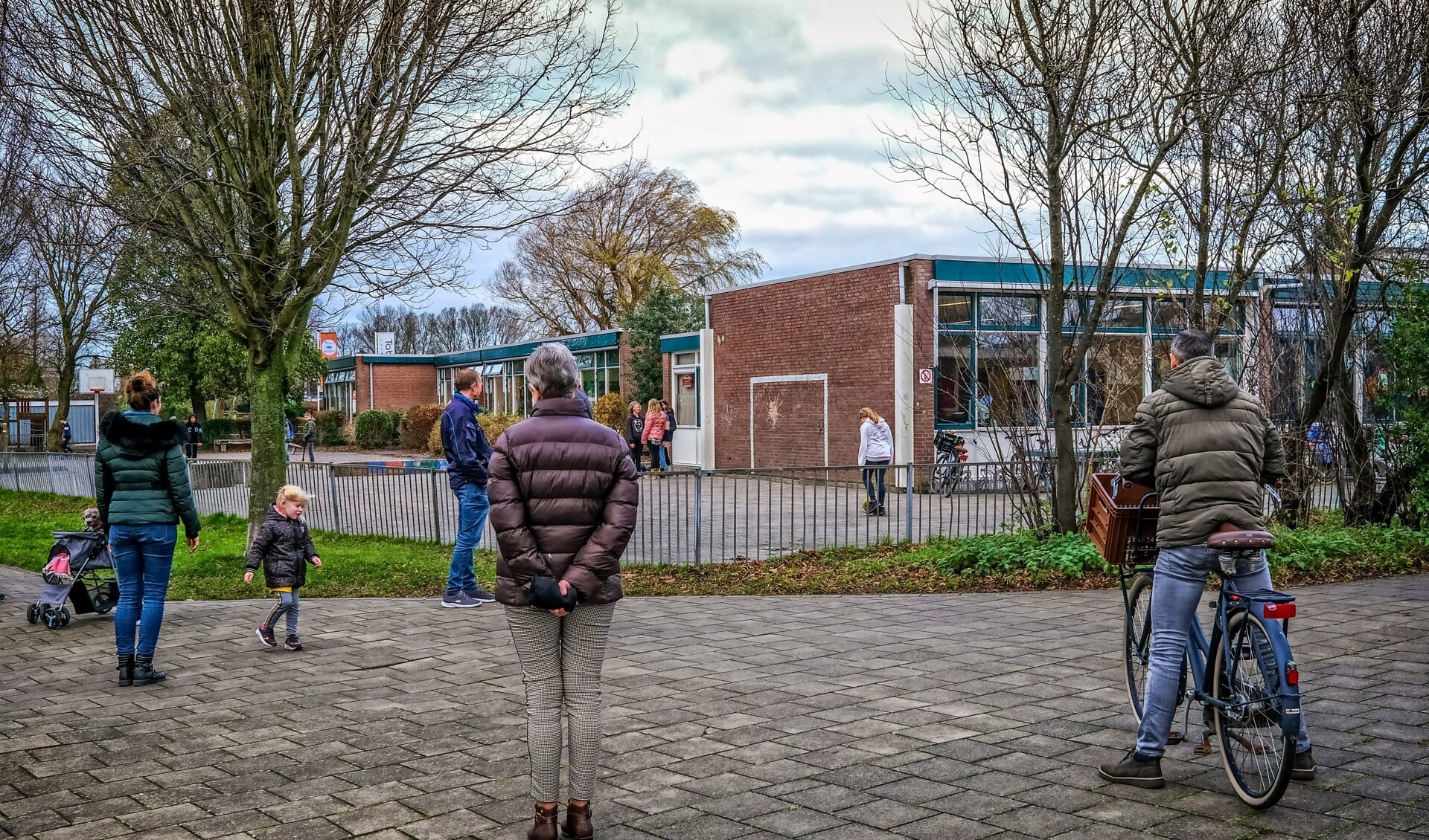 Ook ouders van kinderen op basisschool De Molenhoek werden verrast door het besluit de kerstvakantie te vervroegen. (Foto: Bert Westendorp)