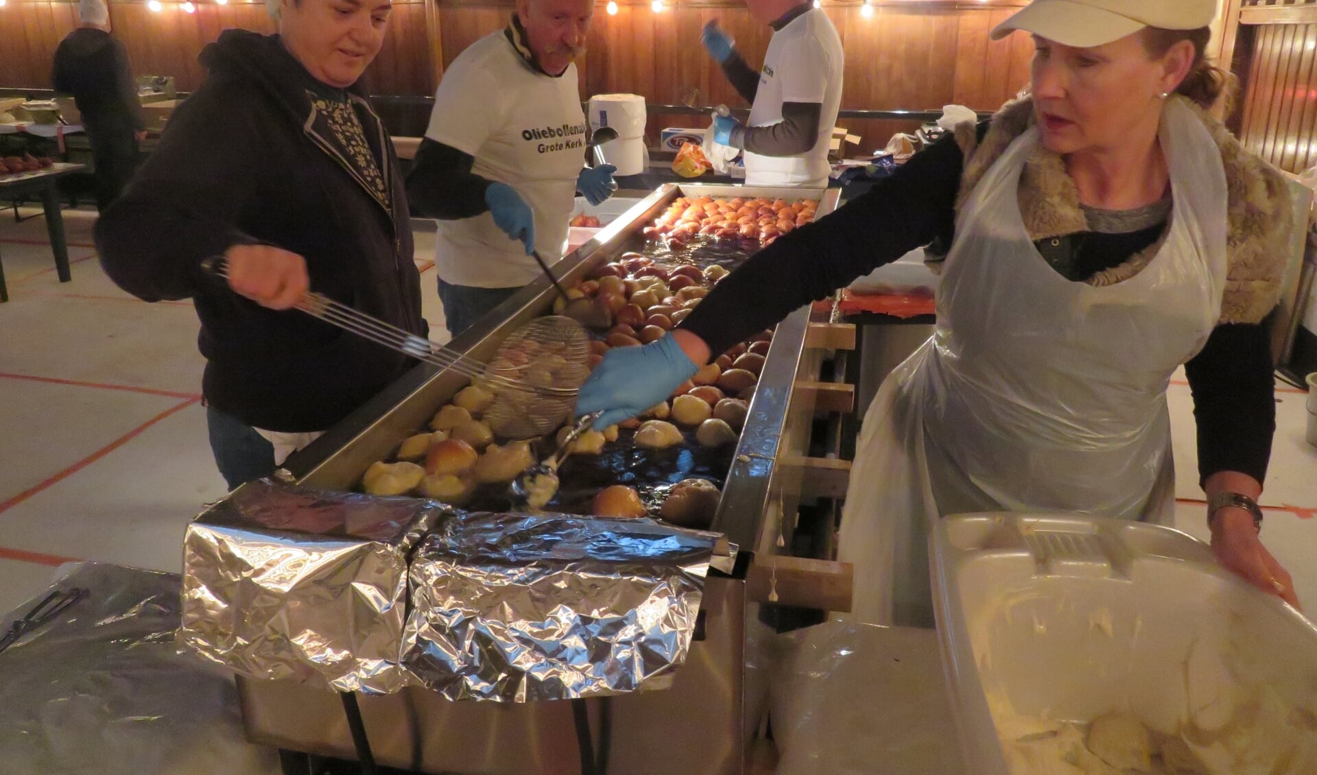 Voor de tiende keer bakken vrijwilligers van de Grote Kerk op Oudejaarsdag weer duizenden oliebollen en appelbeignets. Een jubileum! 