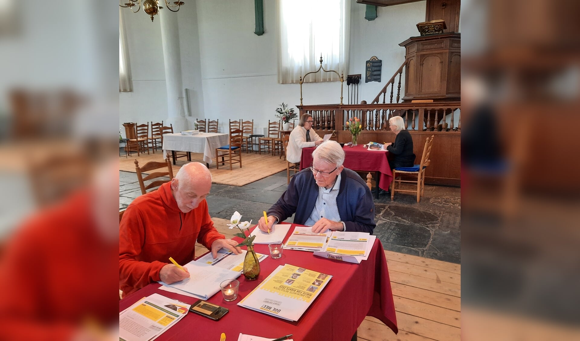 Brieven schrijven uit solidariteit. Op de voorgrond Ruud van Gordon (rechts) en Ed van den Berg. Achtergrond: Erich Baburek en Renee Caspers. 