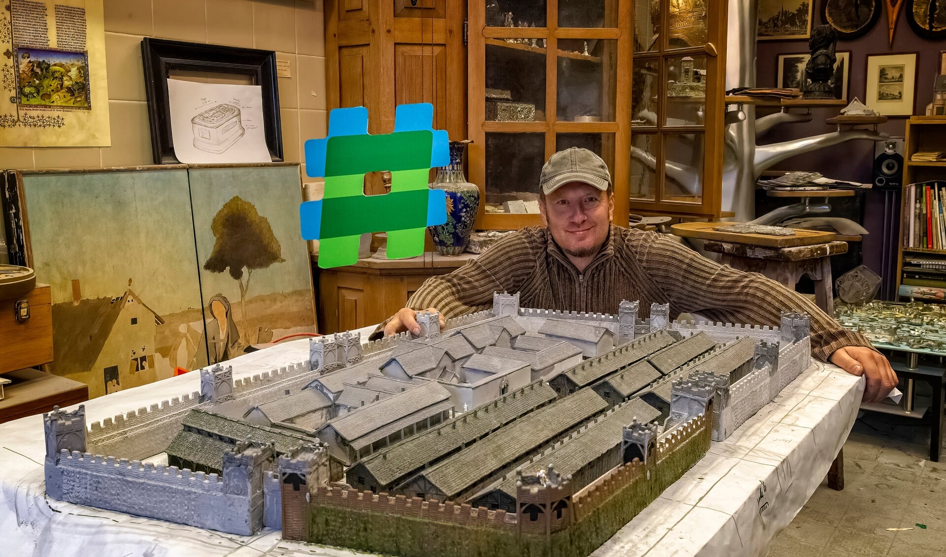 Marc werkt aan een maquette van het Romeinse fort dat ooit op de plek van het Rijnplein heeft gestaan. 