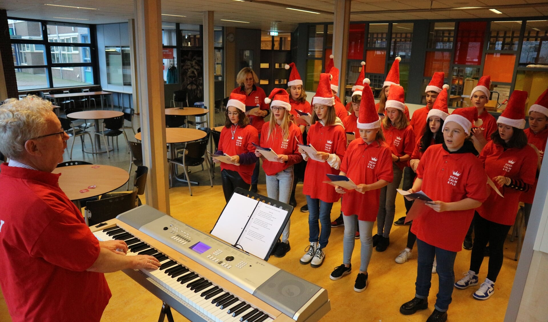 Het Christmas Choir van het Martinuscollege in Grootebroek repeteert. 