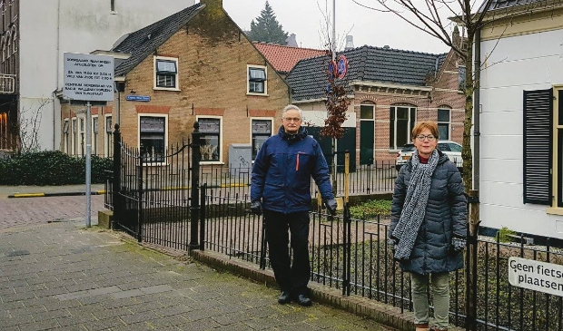 "Willem Klapwijk en Corrie Stolk met op de achtergrond vier monumentale panden." 