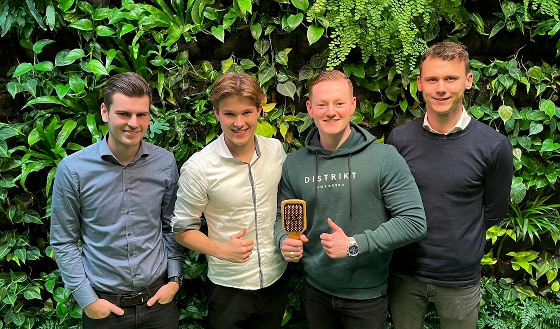Vlnr. Nick Beereboom, Jesper Laan, Tim Gorter en Jesse Heemskerk, studenten aan de Hogenschool Inholland, lanceerden hun eigen product: de Brushy.