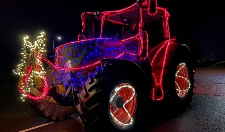De tractor van Femke Braas is verlicht en rijdt naar inwoners van Tuitjenhorn en Warmenhuizen om kerstpakketen te bezorgen.
