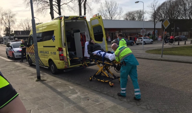 <p>Bont en blauw en met gat in haar been en gebroken ribben werd de motorrijdster zondagmiddag in de ambulance geholpen aan haar verwondingen. </p>