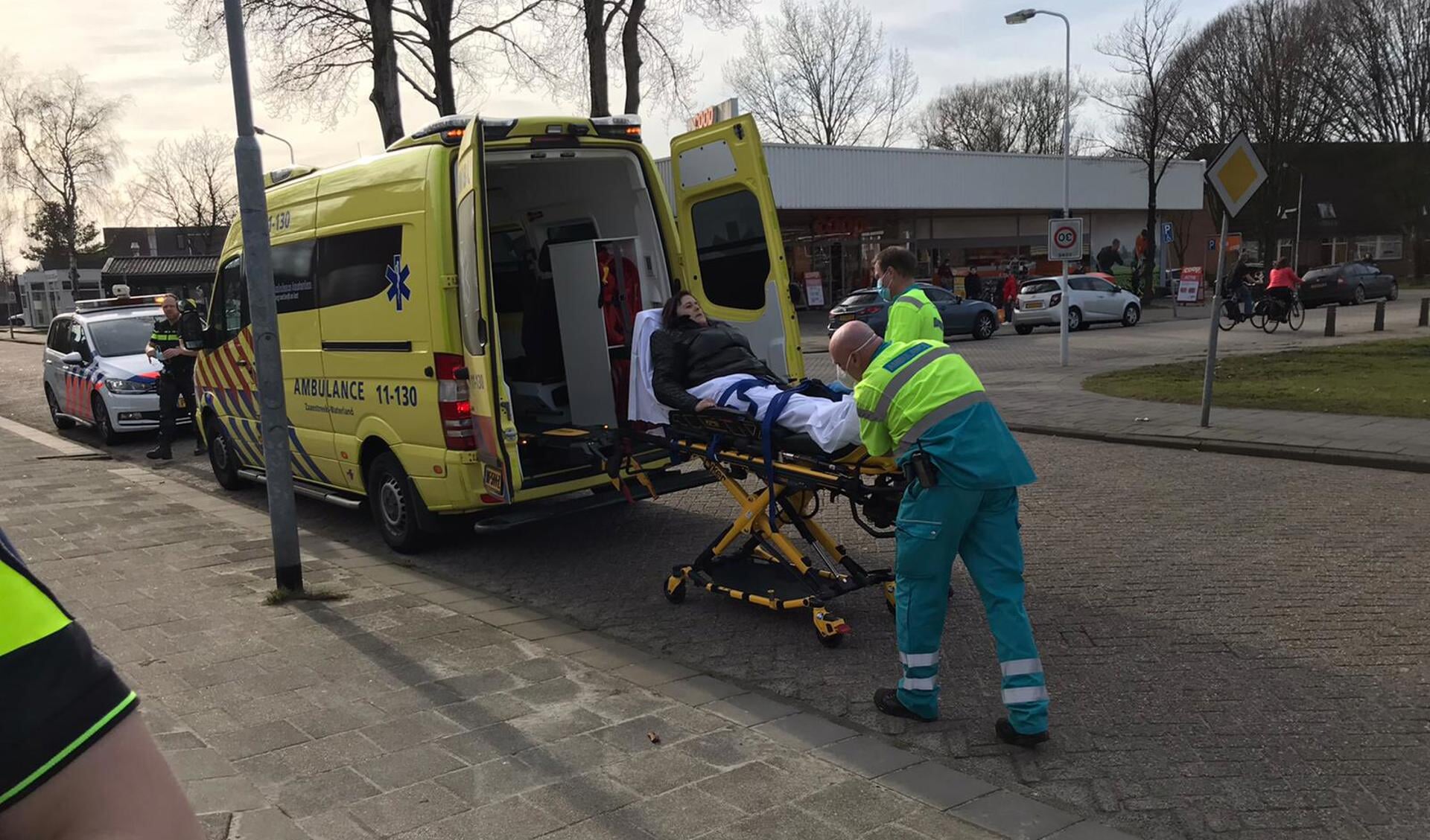 Bont en blauw en met gat in haar been en gebroken ribben werd de motorrijdster zondagmiddag in de ambulance geholpen aan haar verwondingen.  
