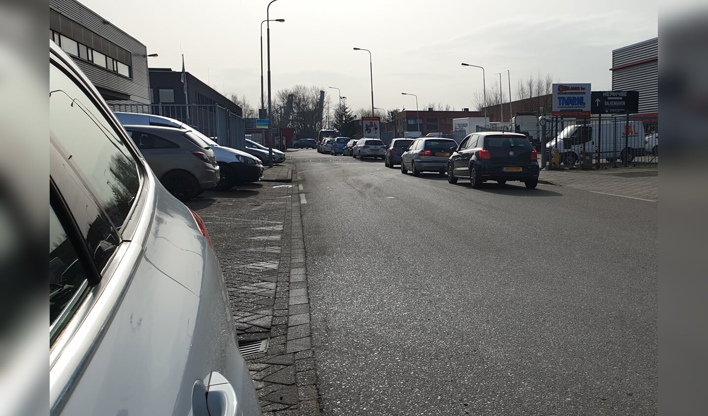 De rij met wachtenden voor het stortbordes in Zaandam liep vanmiddag op tot ver voor het toegangshek. 