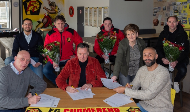 <p>Aan tafel vooraan zittend v.l.n.r. Alex Smidt, Bart Hoogland en Dennis Tevreden (staand ertussen Nel Persenaire (Voetbal Algemene Zaken). Tweede rij v.l.n.r. Brian van Gils bestuurslid Voetbal Technische Zaken, Mark Vis, Mark de Loor en Vincent Gorter.</p>