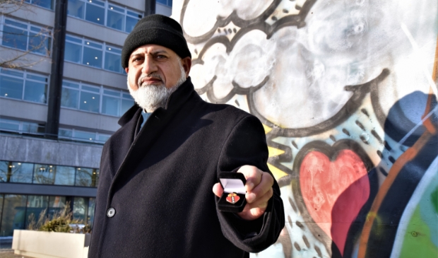 <p>Mohamed El Fakiri ontving de Amsterdamse Heldenspeld () </p>