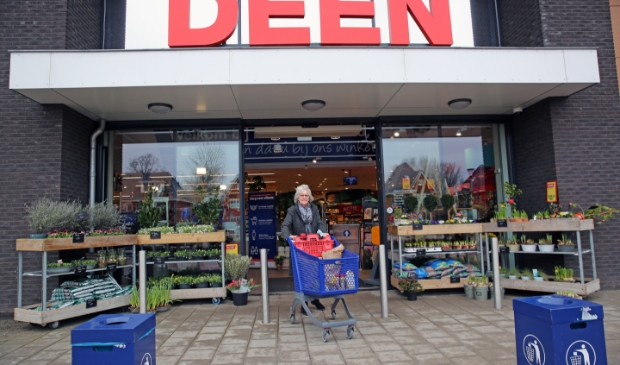 <p>Mevrouw de Bruin uit Waarland komt hier al sinds DEEN er gevestigd is.</p>