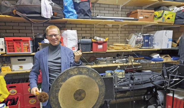 <p pstyle="ONDERSCHRIFT">Caj Oosters heeft de gong paraat om de herstart na corona in te luiden.</p>