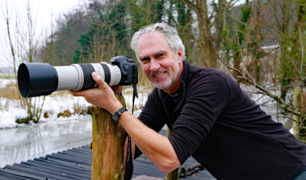 <p>Marco Meeuwisse geniet met volle teugen van zijn eigen vogelparadijs in Oudkarspel.</p>