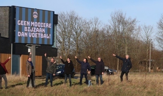 <p>Het bestuur van v.v. Succes met op de voorgrond kindervoorzitter Sieb.</p>