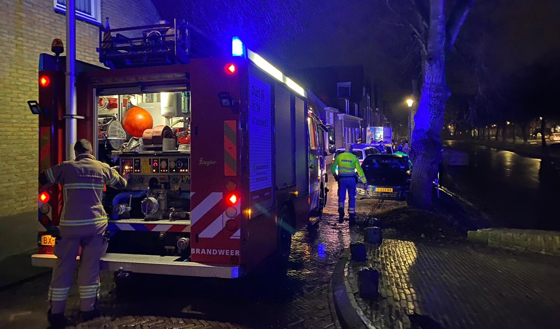 Hulpdiensten rukken uit naar Spijbroeksburgwal.