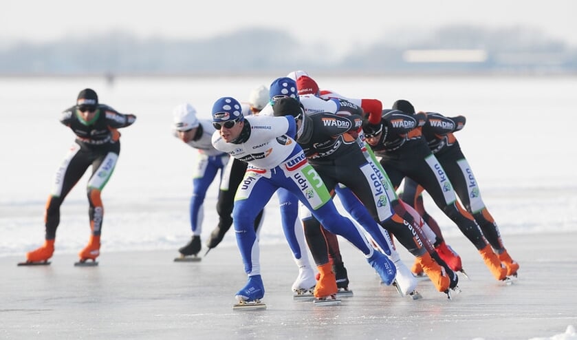 Afzien op natuurijs, met Douwe de Vries op kop in de Ronde van Duurswold in 2012. (Foto Timsimaging)