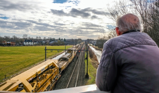 <p>De werktrein doet Castricum aan en verwondert de vele toeschouwers. </p>