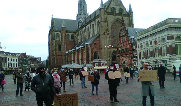 <p>Voorafgaand aan de discussie in de gemeenteraad vond woensdag voor het stadhuis een demonstratie plaats.</p>