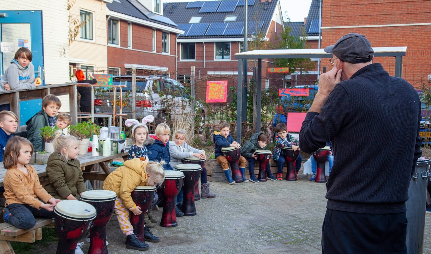 Percussionist Pepijn Zwaanswijk leert buurtkinderen luisteren
