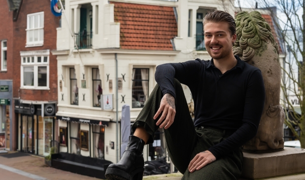 <p>Dani op het bordes van het Purmerends Museum aan de Kaasmarkt. </p>