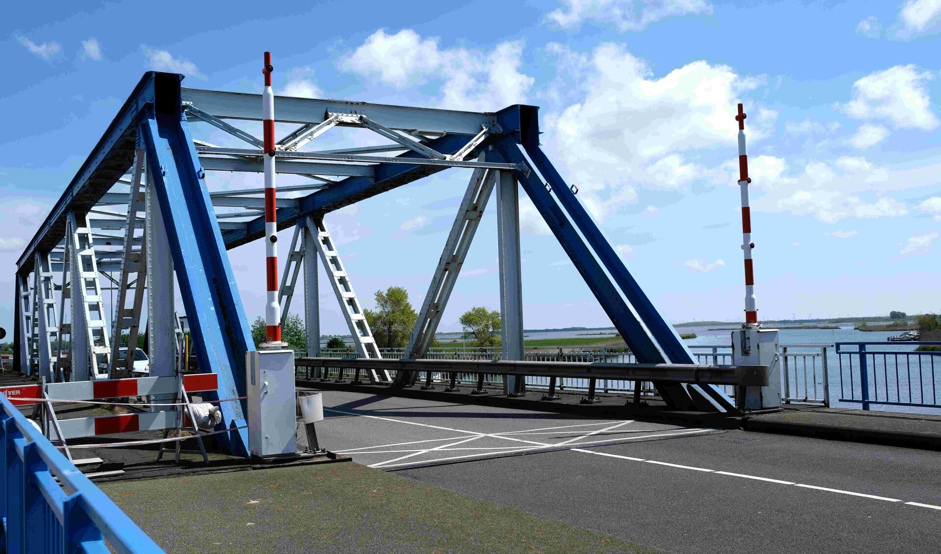 Nachtelijke verkeershinder Kooybrug en Balgzandbrug (zie foto).