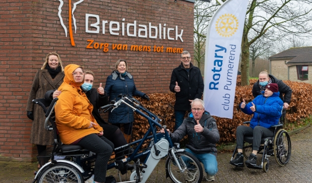 <p>Bewoners, begeleiding van Breidablick en initiatiefnemers zijn helemaal in hun sas. Op de duofiets bewoonster Renate. </p>