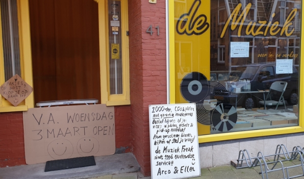<p>Een bord met twee smile's en de tekst 'vanaf woensdag 3 maart open' bij de muziekhandel van Arco en Ellen in Koog aan de Zaan. Klanten mogen dan weer echt naar binnen. Het 'click en collect' idee is voor vele branches onwerkbaar. </p>