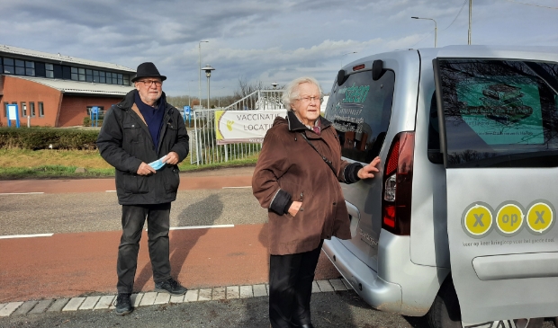 <p>Tini de Jager (84) en Trefpuntchauffeur Jan Vink bij de vaccinatielocatie in Alkmaar.</p>