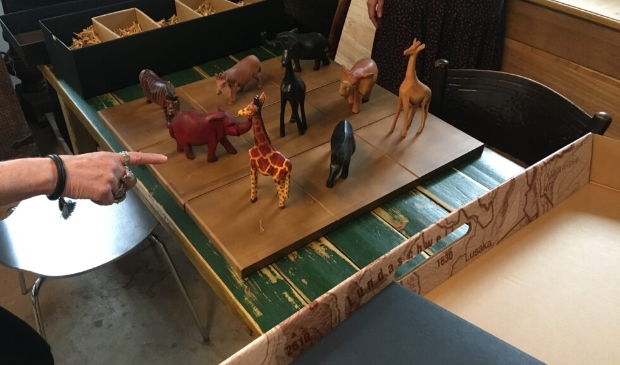 <p>Spel bestaat uit handgemaakte houten dieren, waarmee op een houten bord gespeeld kan worden. </p>