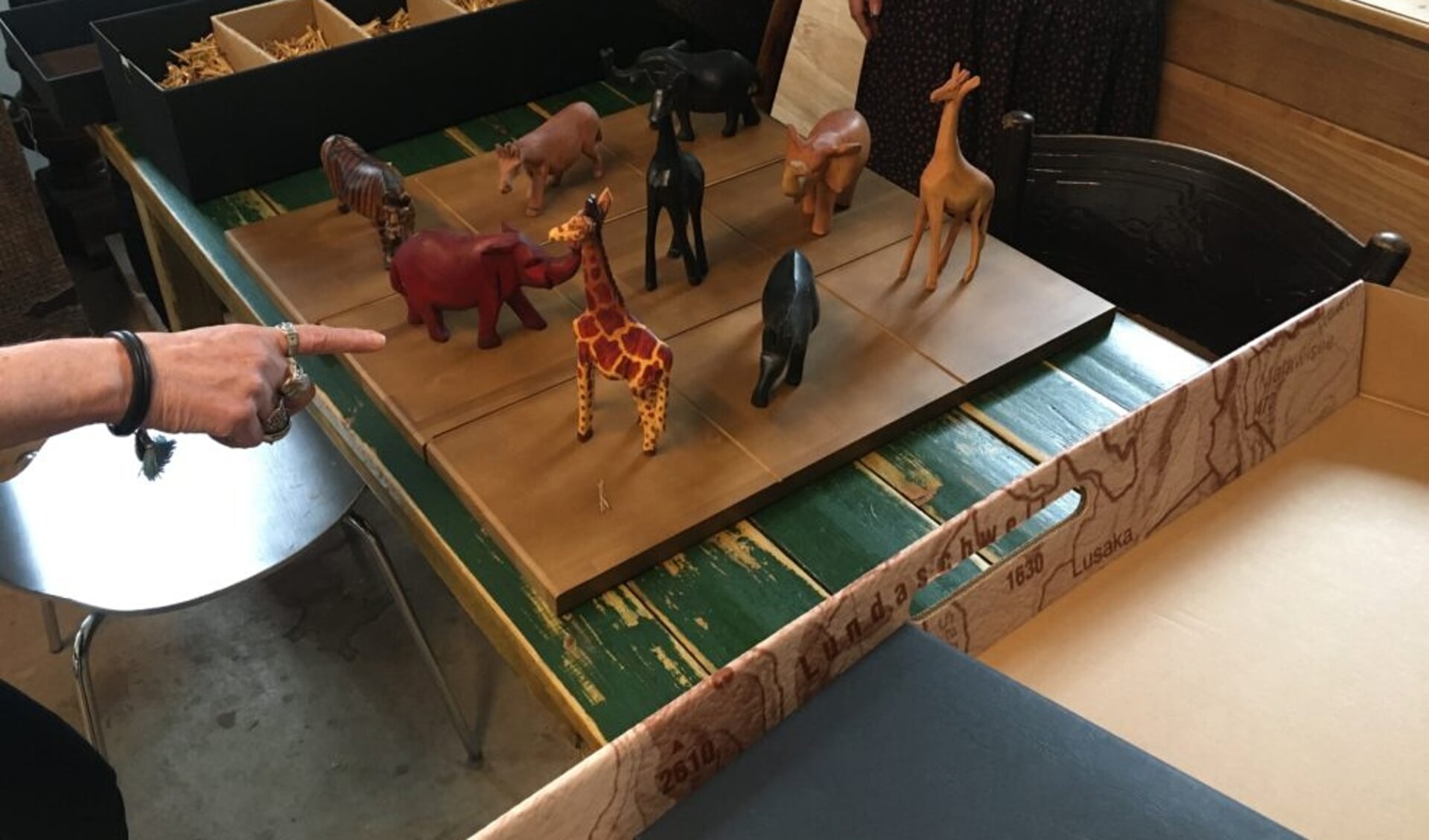 Spel bestaat uit  handgemaakte houten dieren, waarmee op een houten bord gespeeld kan worden. 