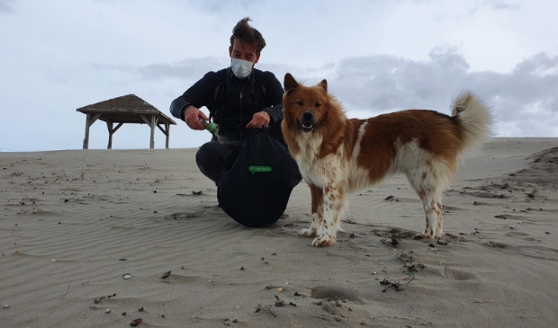 <p>Daan Strang met hond Wolfje in actie op zijn strand bij Schoorl aan Zee.</p>