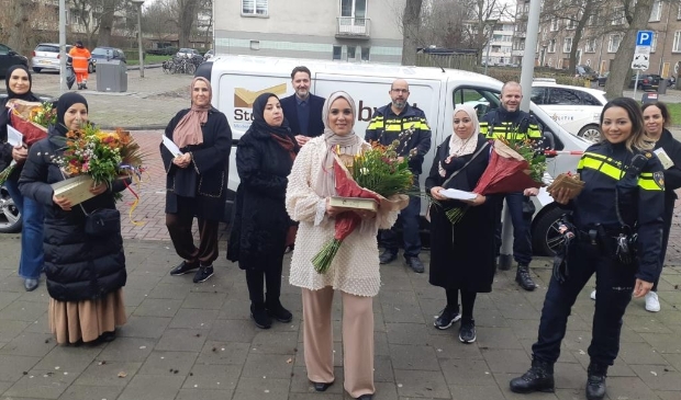 <p>De gewaardeerde buurtmoeders op de foto met wijkagenten en stadsdeelvoorzitter.</p>