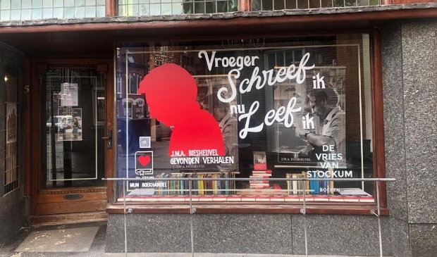 <p>'Met dit uithangbord zetten we de boekhandel weer even in het zonnetje.'</p>