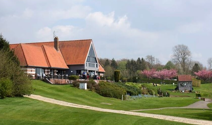 Het Najeti Hotel ligt direct aan de golfbaan van Saint Omer.