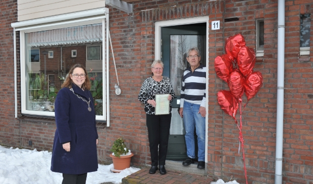 <p>Burgemeester Judith Michel feliciteert het echtpaar Nicolai.</p>
