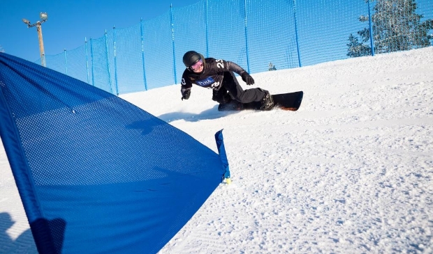 <p>Chris Vos volop in actie op zijn board. </p>