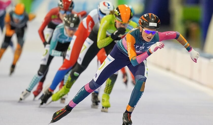Aggie Walsma leidt het peloton. Volgend seizoen komt ze uit voor Team Skadi.(Foto Timsimaging)