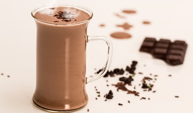 <p>Ergens warme chocolademelk drinken doorbreekt eenzame dagen thuis.</p>