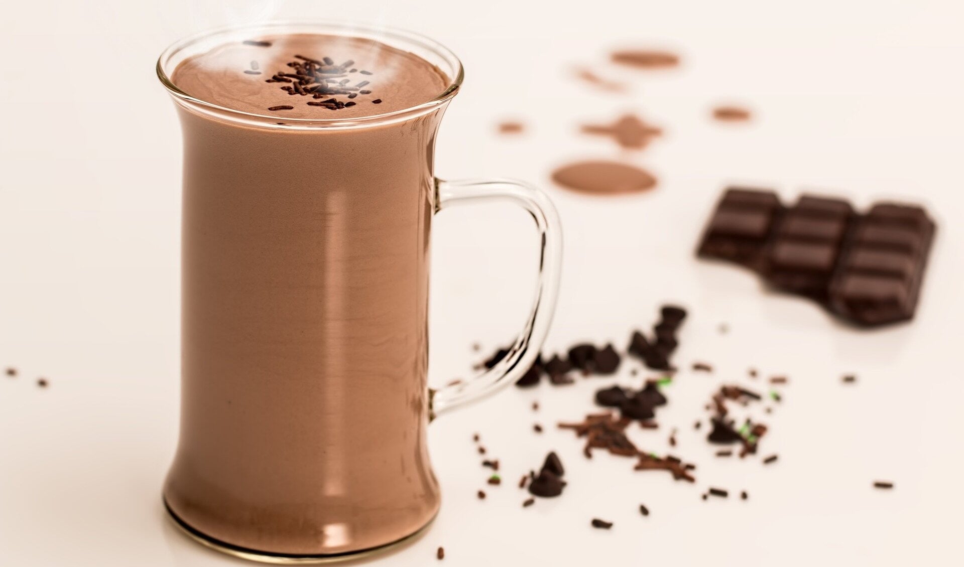 Ergens warme chocolademelk drinken doorbreekt eenzame dagen thuis.