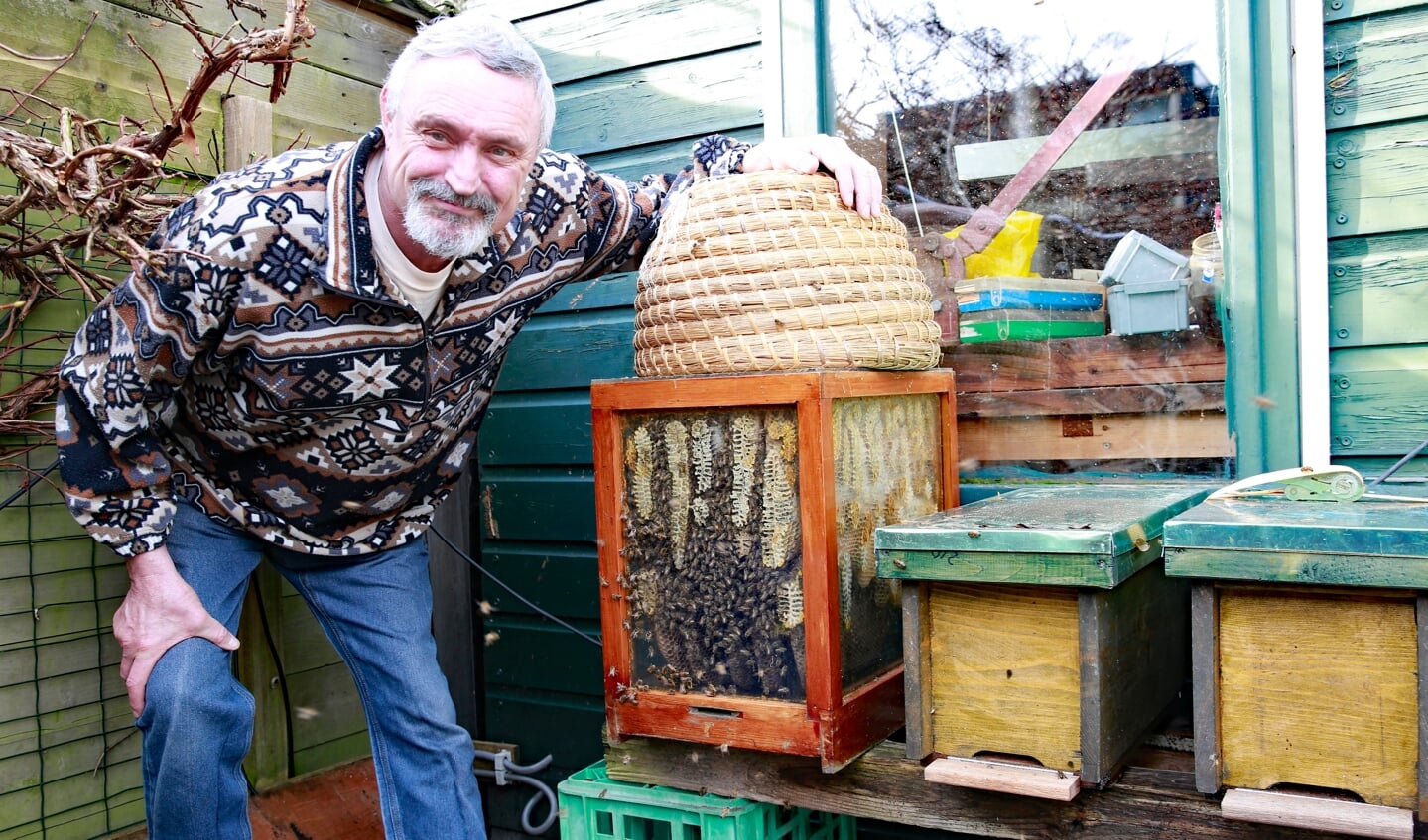 Hobbyimker Sjaak Heere toont trots zijn bijenkast. 'Het leven van een bijenvolk zit heel wonderlijk in elkaar'. 