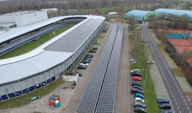 <p>De zonnecarport bij De Meent is klaar.</p>
