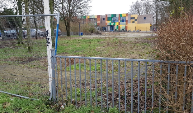 <p>Het terrein aan de Lourens Bogtmanstraat, waar woningbouw gerealiseerd gaat worden.</p>